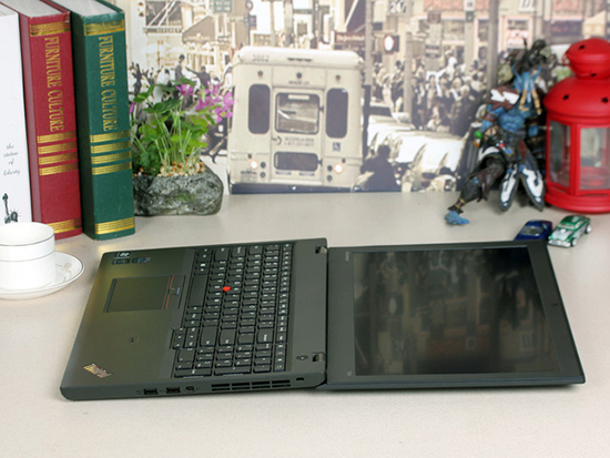 采用了由東莞定制廠家設計的金屬鉸鏈轉軸